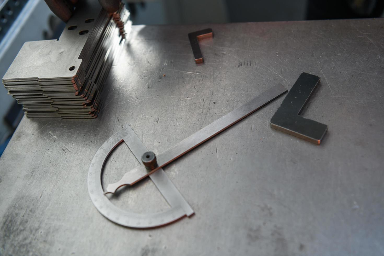 een professioneel gereedschap voor meten en plotten stukken van metaal verwerkt in een cnc machine foto