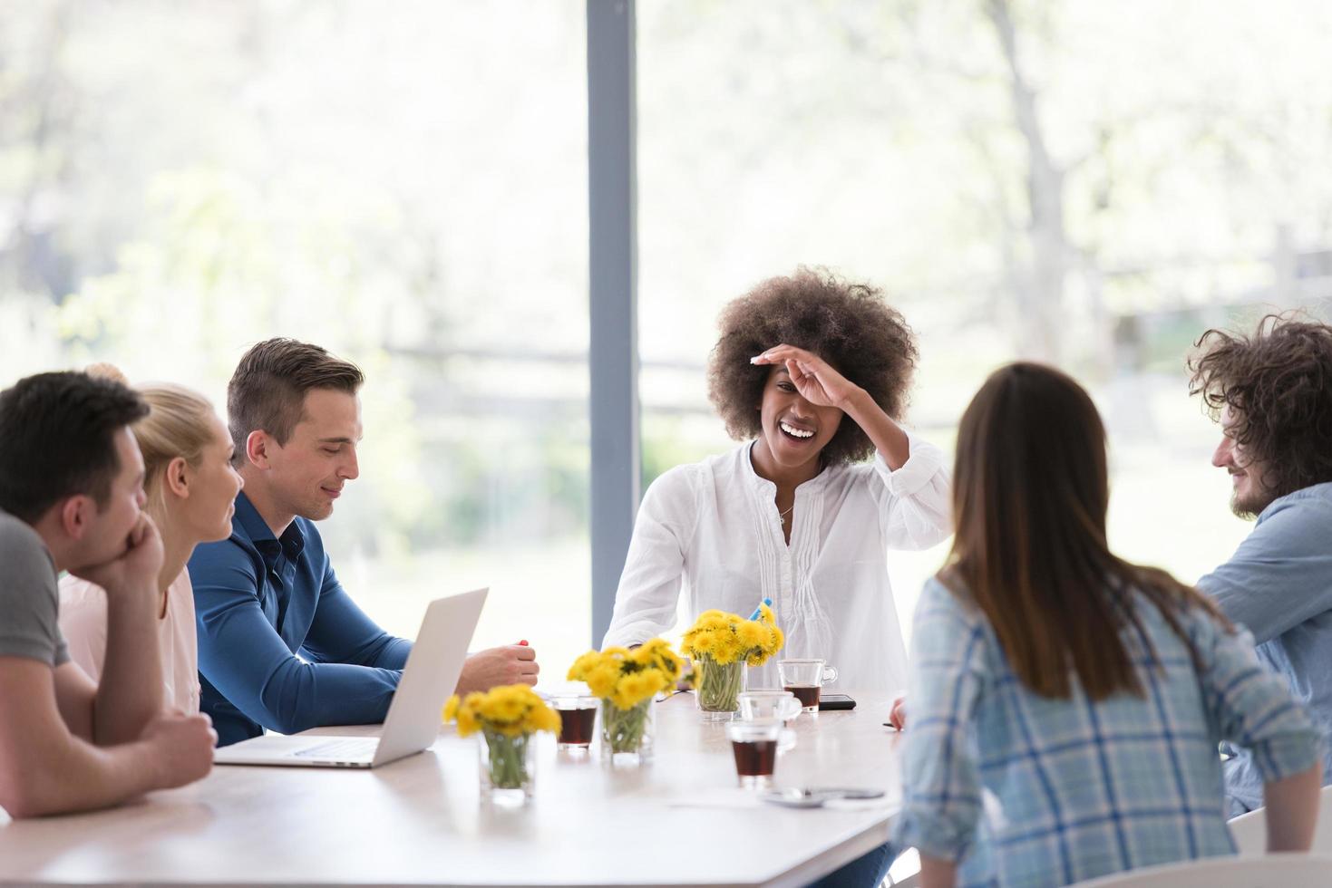 multi-etnisch opstarten bedrijf team Aan vergadering foto