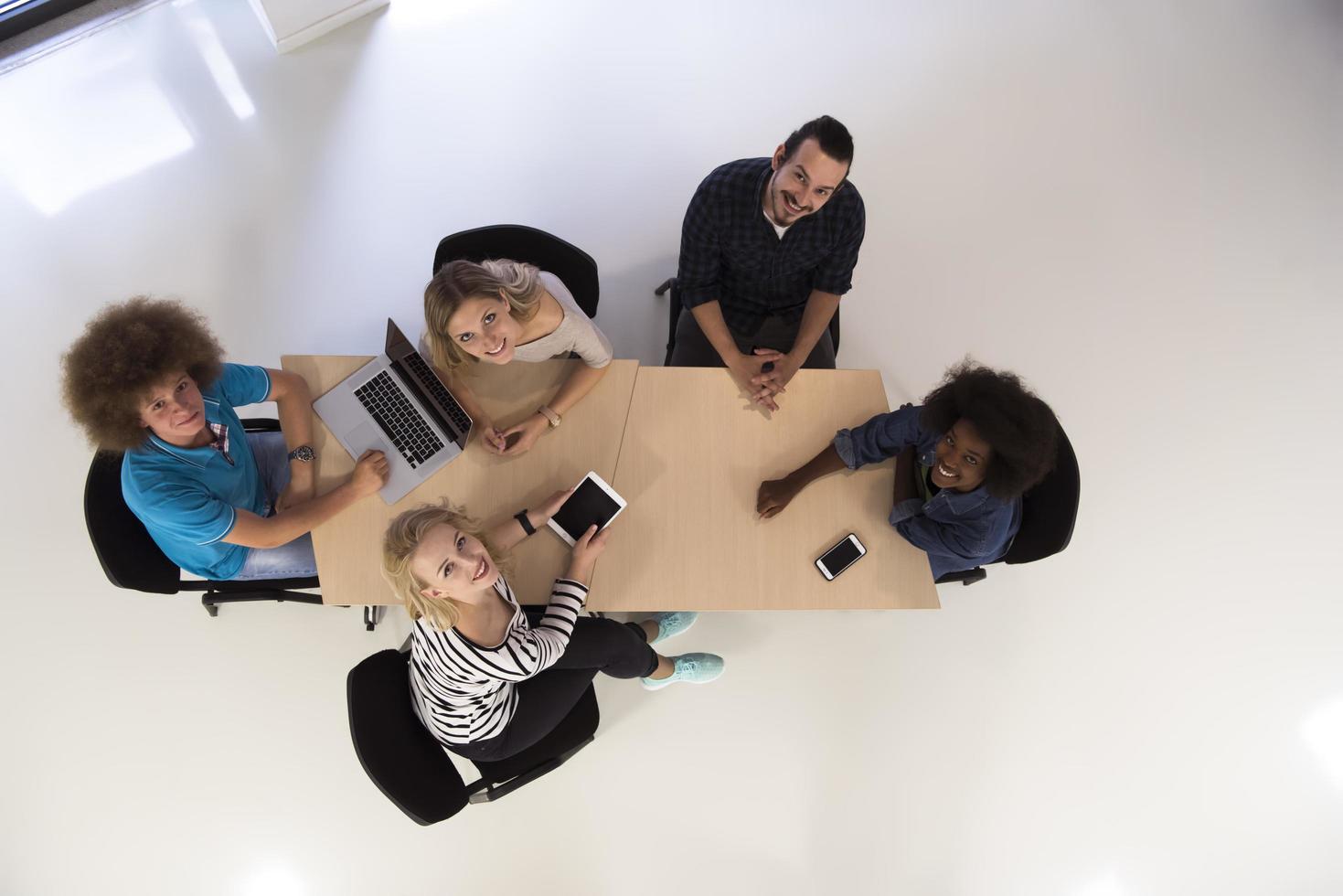 multi-etnisch opstarten bedrijf team Aan vergadering top visie foto