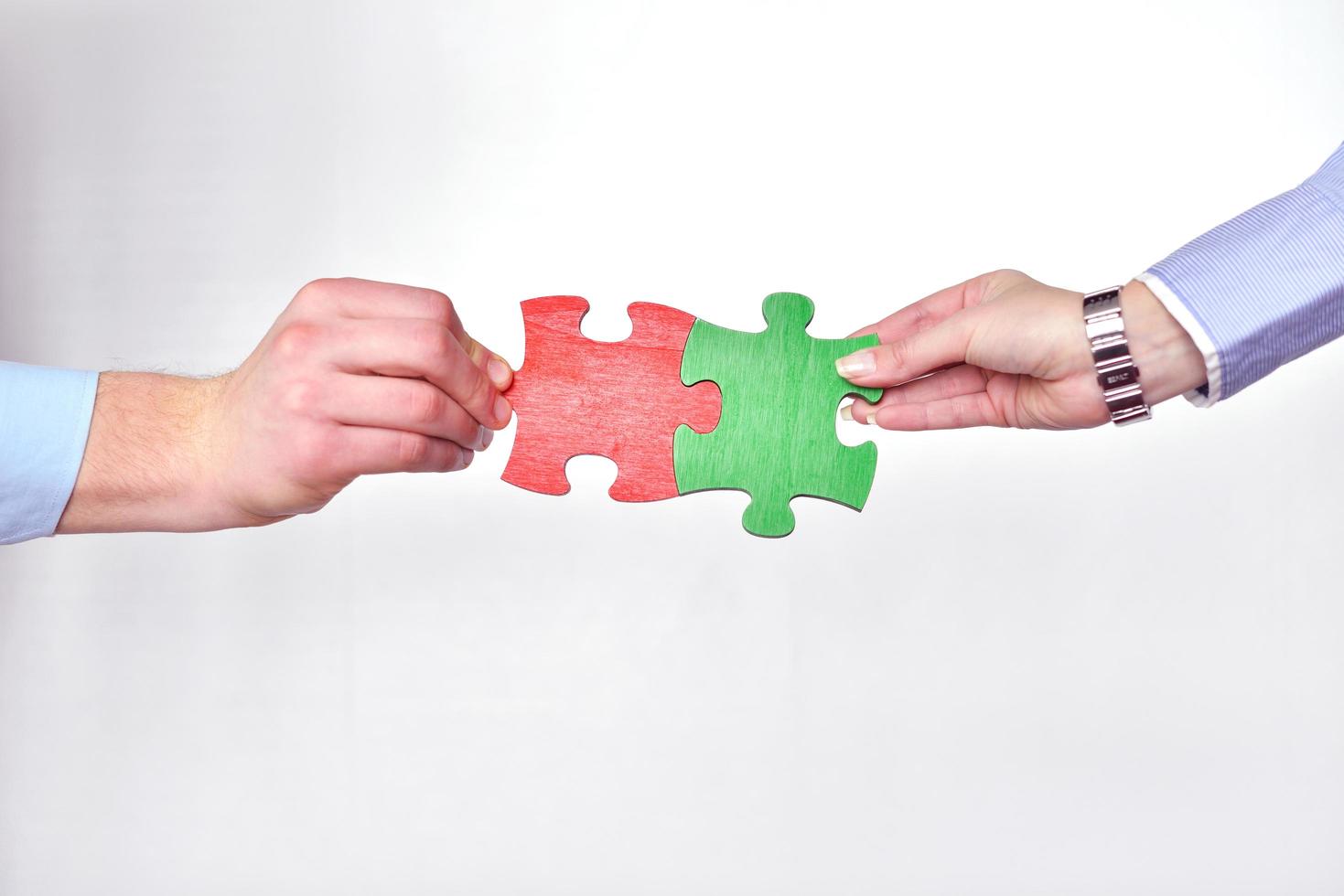 groep van bedrijf mensen in elkaar zetten decoupeerzaag puzzel foto