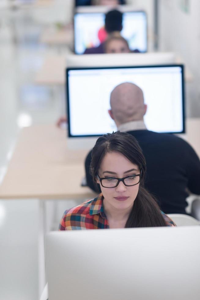 opstarten bedrijf, vrouw werken Aan bureaublad computer foto