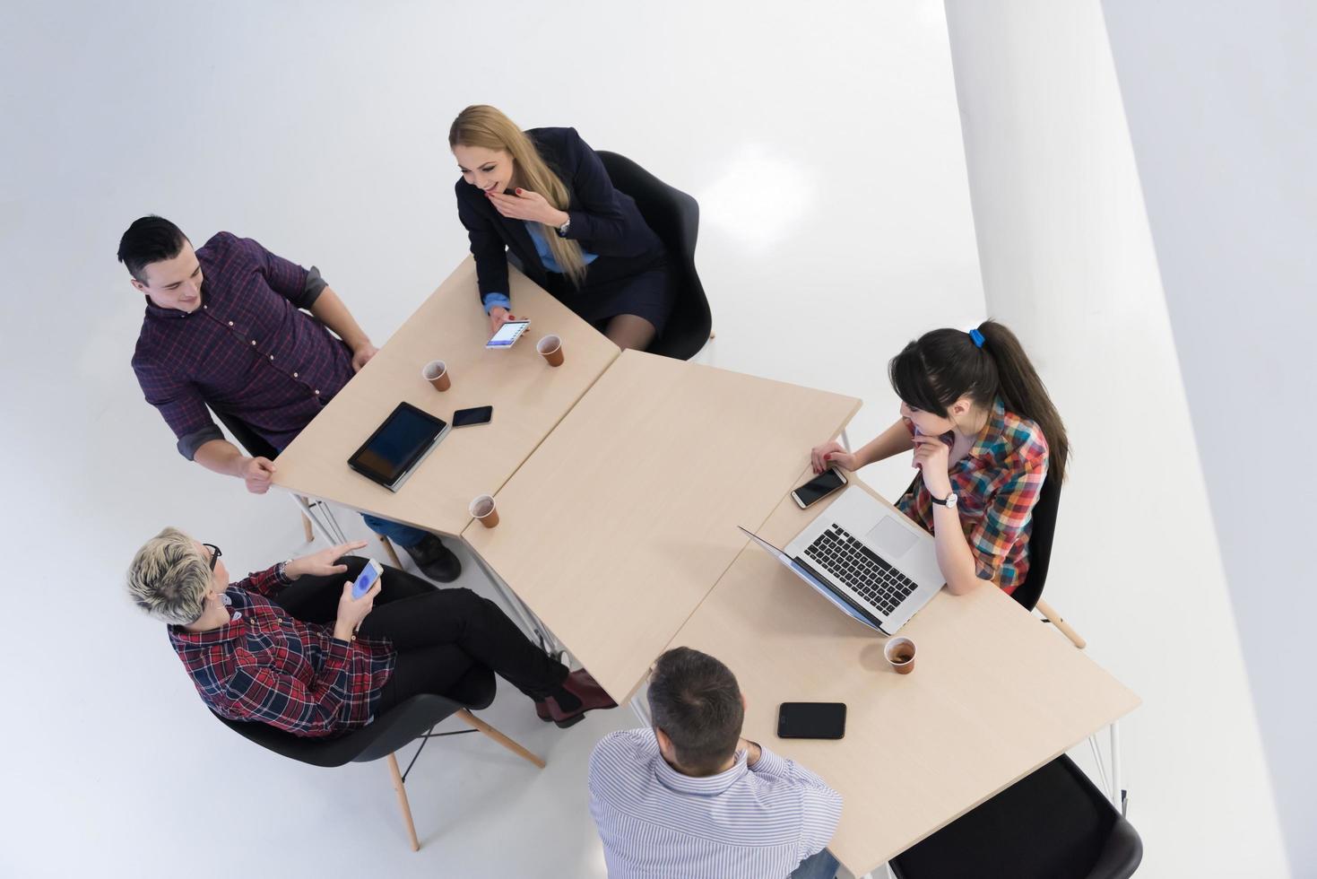 antenne visie van bedrijf mensen groep Aan vergadering foto