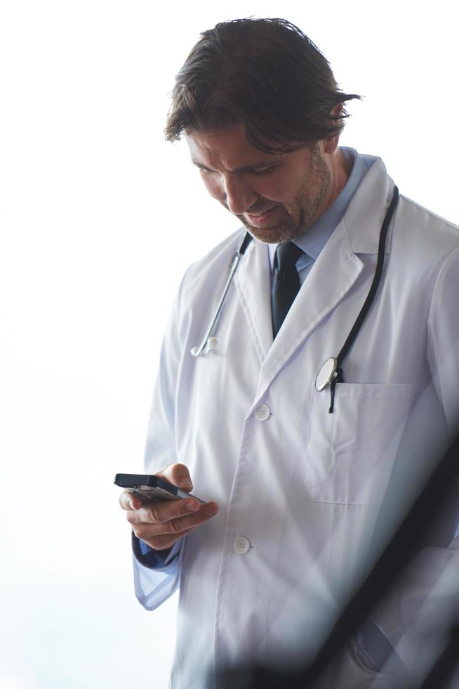 dokter sprekend Aan mobiele telefoon foto