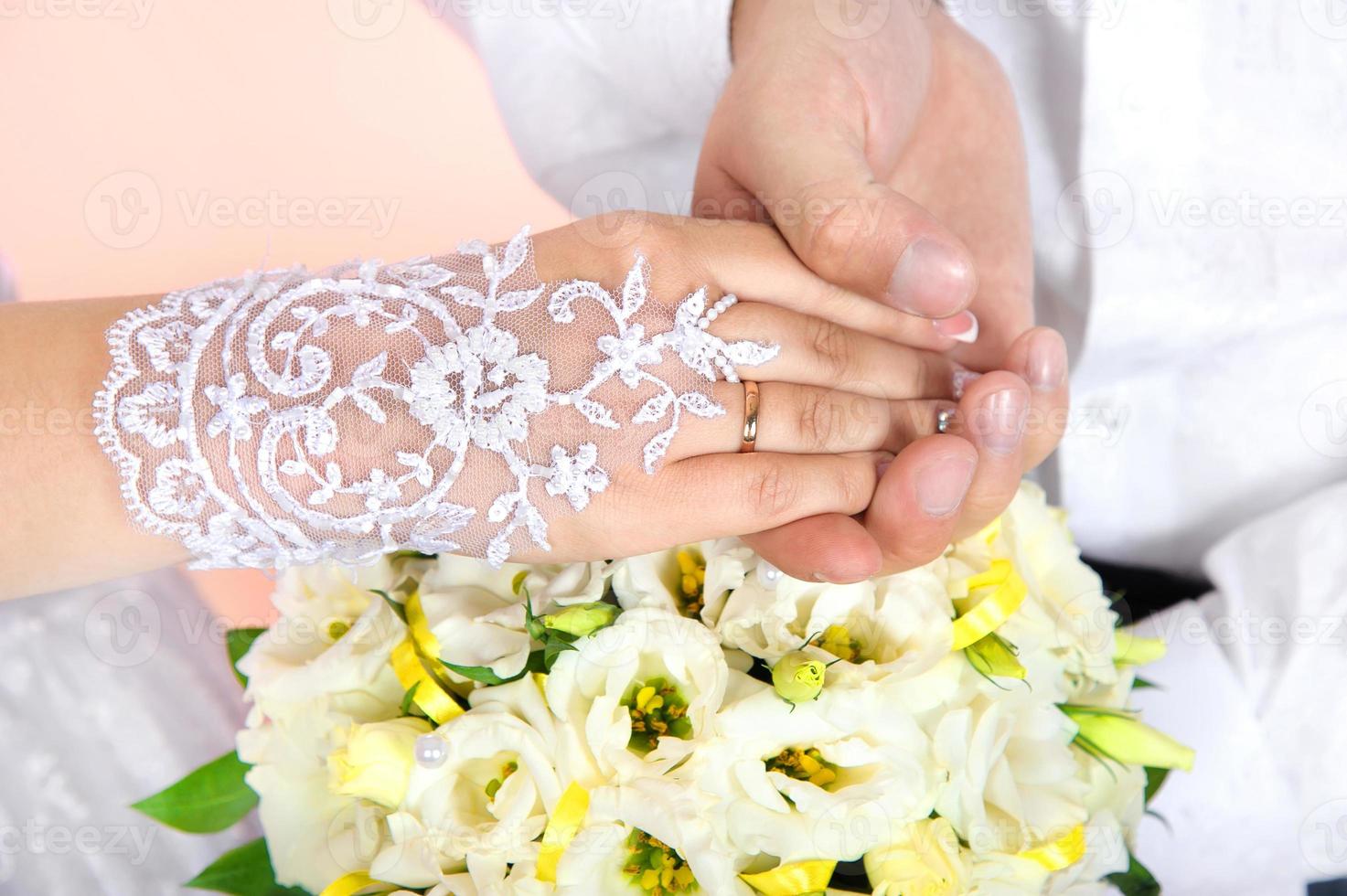 de bruid en bruidegom overhandigt close-up foto