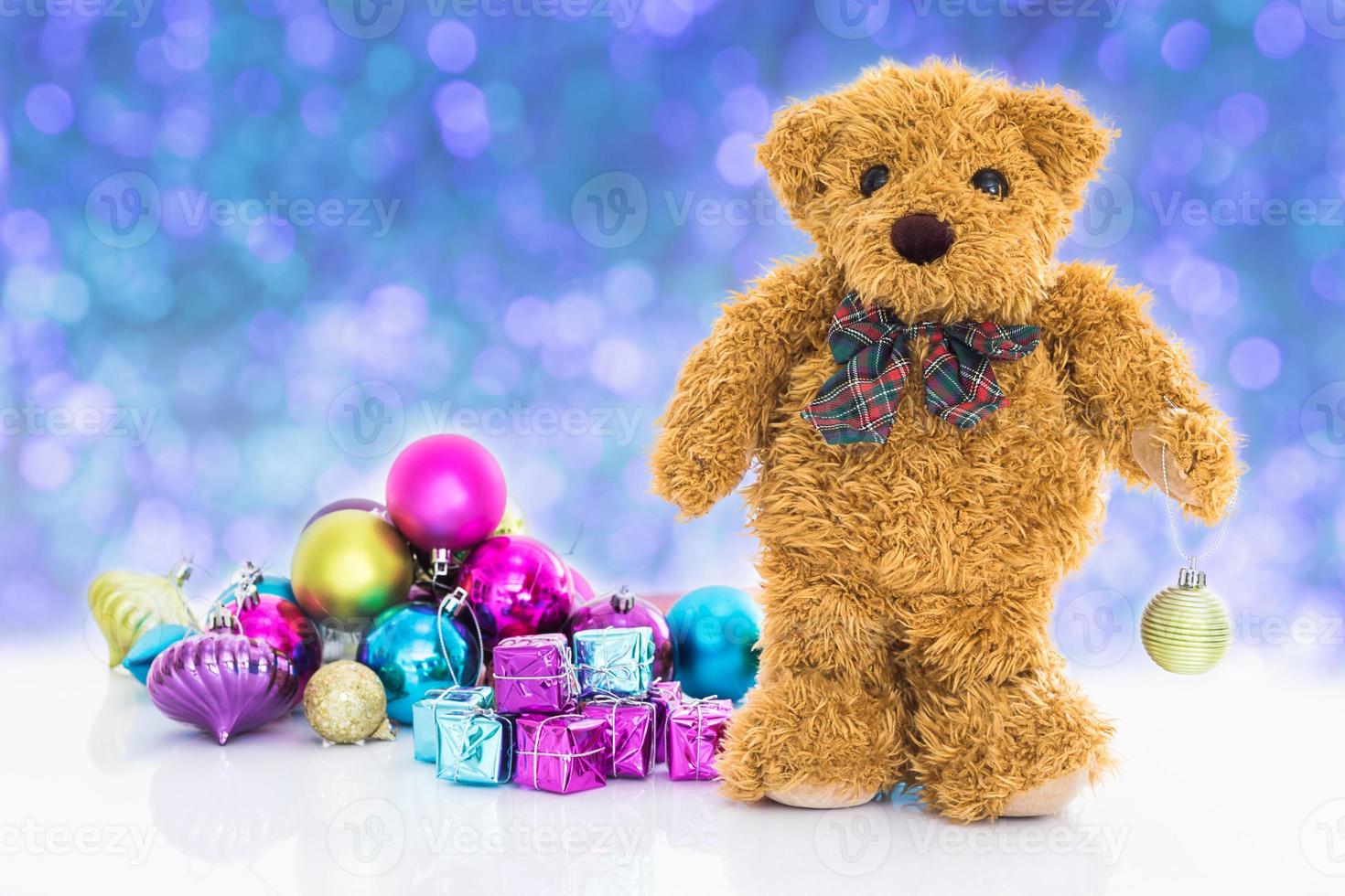 teddybeer met geschenken en ornamenten nieuwjaar foto