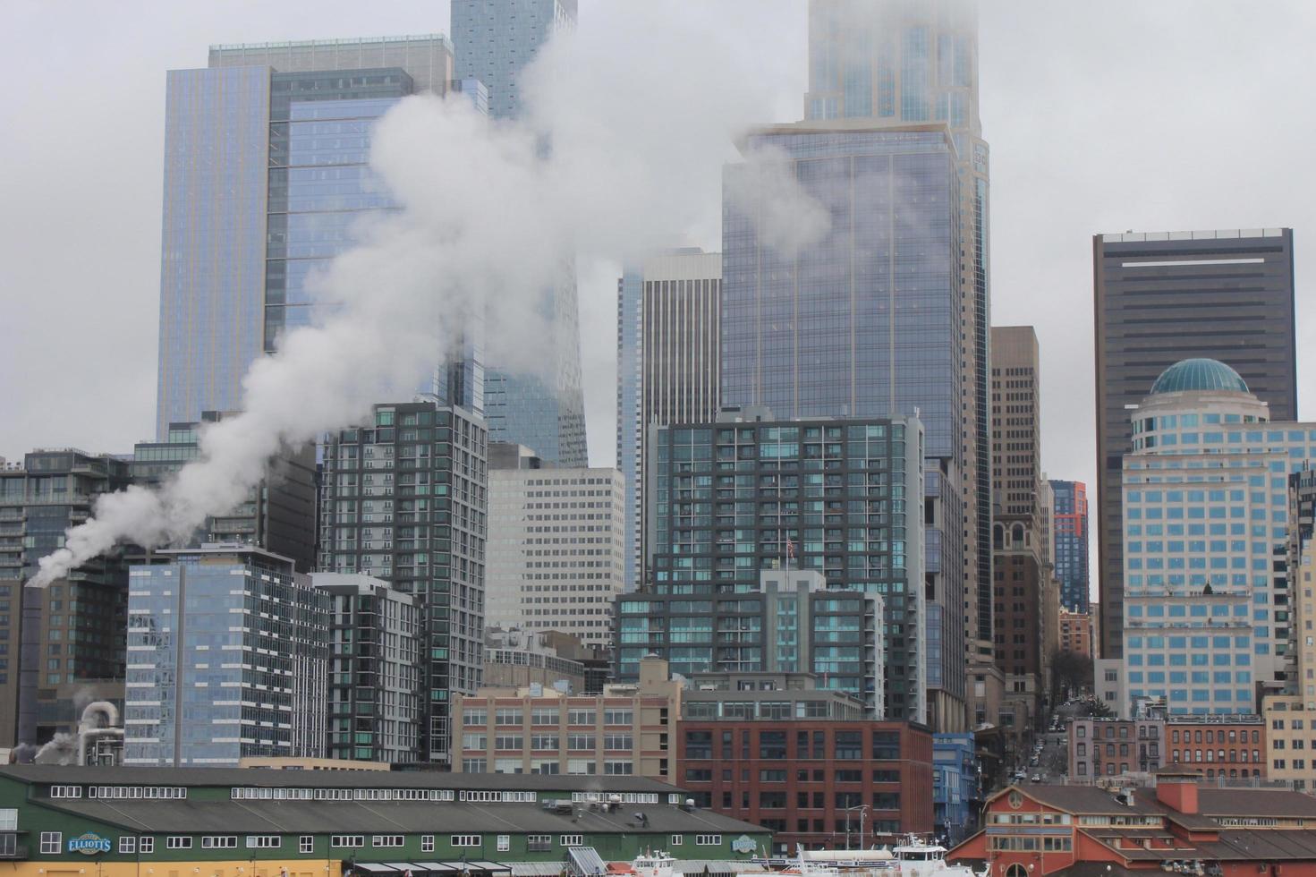 Seattle , Verenigde Staten van Amerika - maart, 10 2022 hoog gebouwen, stoom- dampen, de Seattle in de stad de Seattle Super goed wauw veerboot terminal Oppervlakte. foto