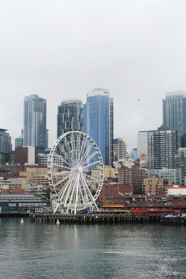 Seattle , Verenigde Staten van Amerika - maart, 10 2022 hoog gebouwen, stoom- dampen, de Seattle in de stad de Seattle Super goed wauw veerboot terminal Oppervlakte. foto