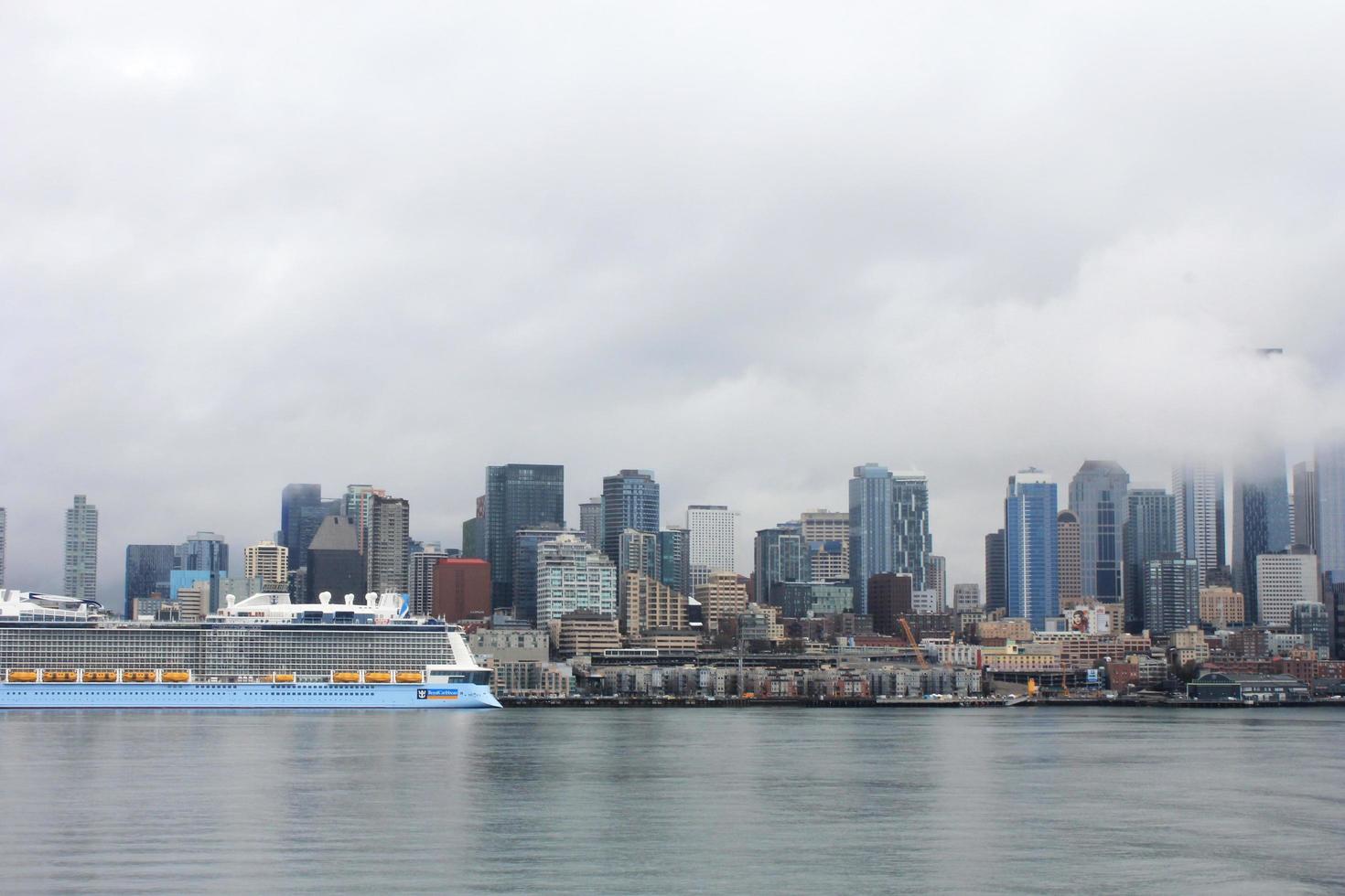 Seattle Verenigde Staten van Amerika - maart, 10 2022 hoog gebouwen, stoom- dampen, de Seattle in de stad de Seattle Super goed wauw veerboot terminal Oppervlakte. foto