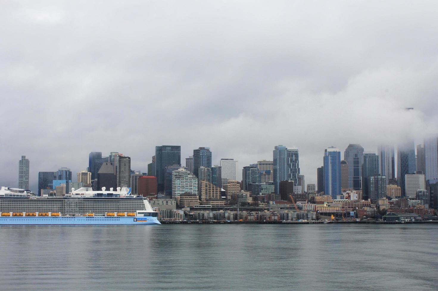 Seattle Verenigde Staten van Amerika - maart, 10 2022 hoog gebouwen, stoom- dampen, de Seattle in de stad de Seattle Super goed wauw veerboot terminal Oppervlakte. foto