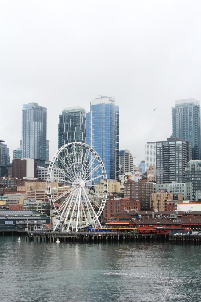 Seattle , Verenigde Staten van Amerika - maart, 10 2022 hoog gebouwen, stoom- dampen, de Seattle in de stad de Seattle Super goed wauw veerboot terminal Oppervlakte. foto