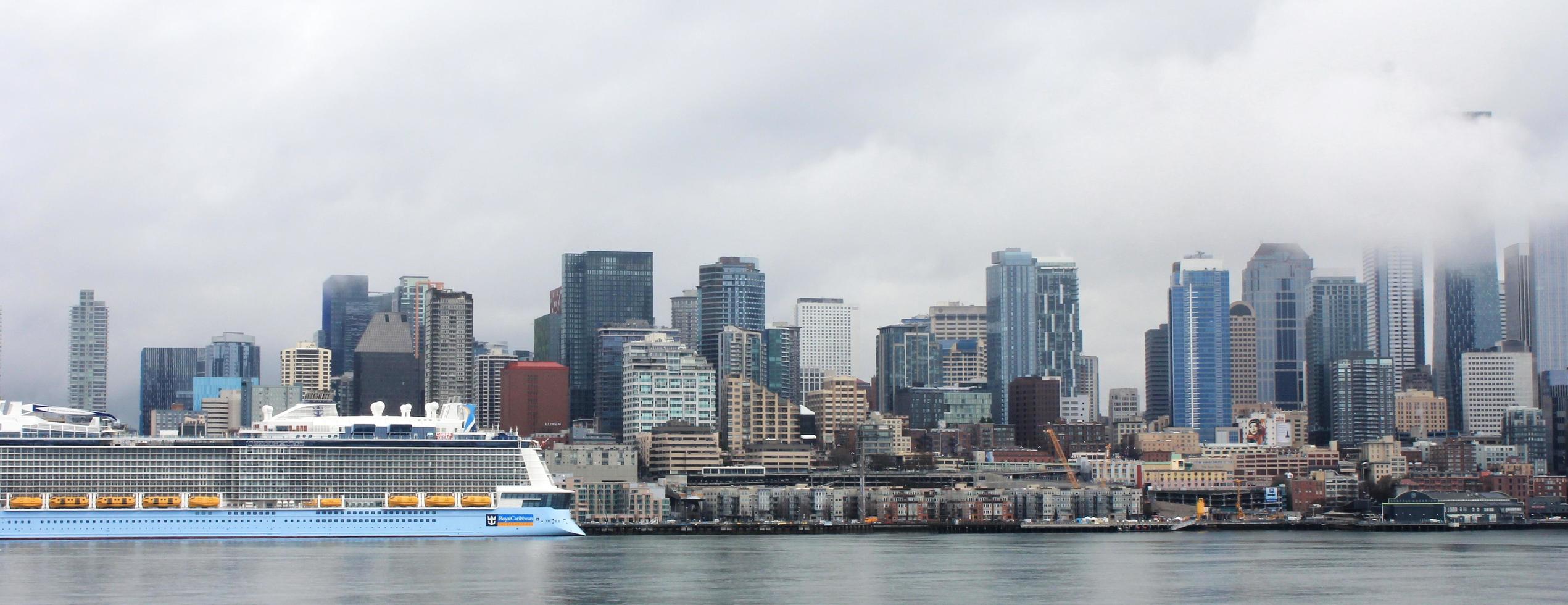 Seattle , Verenigde Staten van Amerika - maart, 10 2022 hoog gebouwen, stoom- dampen, de Seattle in de stad de Seattle Super goed wauw veerboot terminal Oppervlakte. foto