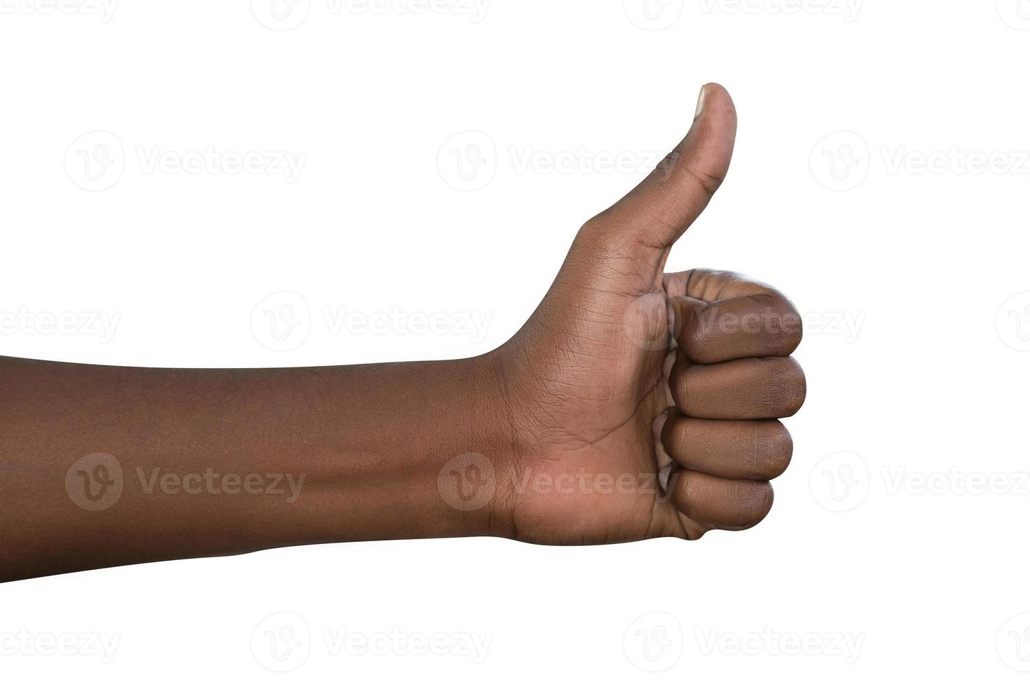 close-up van mannenhand die duimen omhoog teken tegen witte achtergrond toont foto