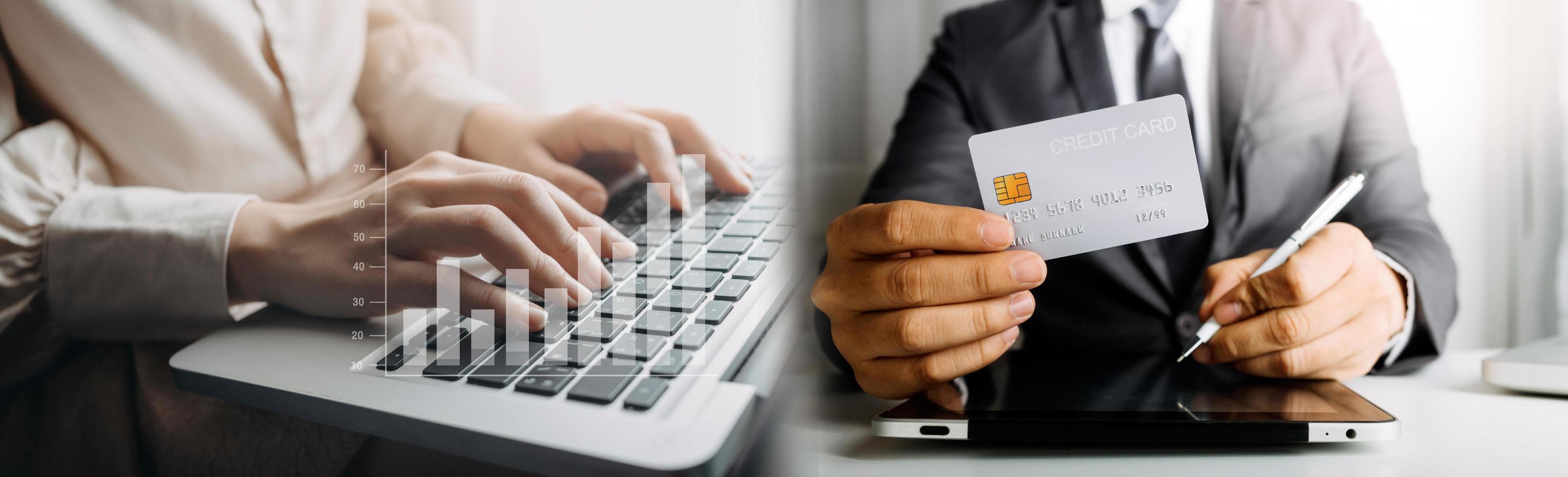 technologie, mensen en online boodschappen doen concept - gelukkig glimlachen Mens met tablet pc computer en credit kaart Bij huis foto