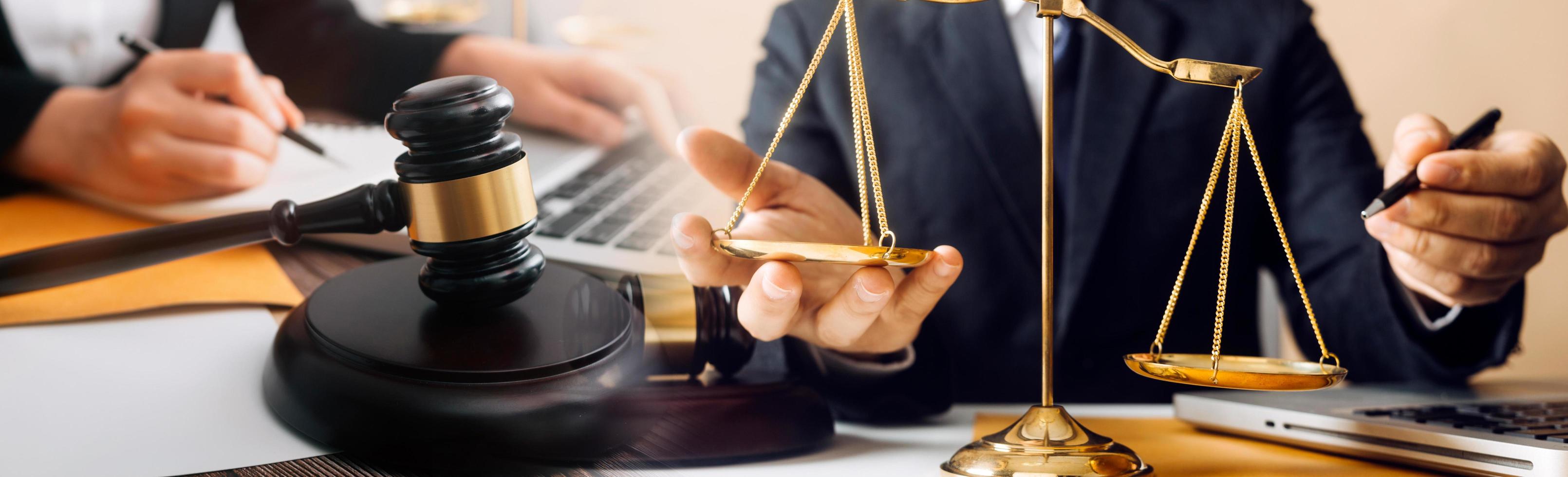 zaken en advocaten bespreken contractpapieren met koperen schaal op bureau in kantoor. wet, juridische diensten, advies, rechtvaardigheid en wet concept foto met film grain effect