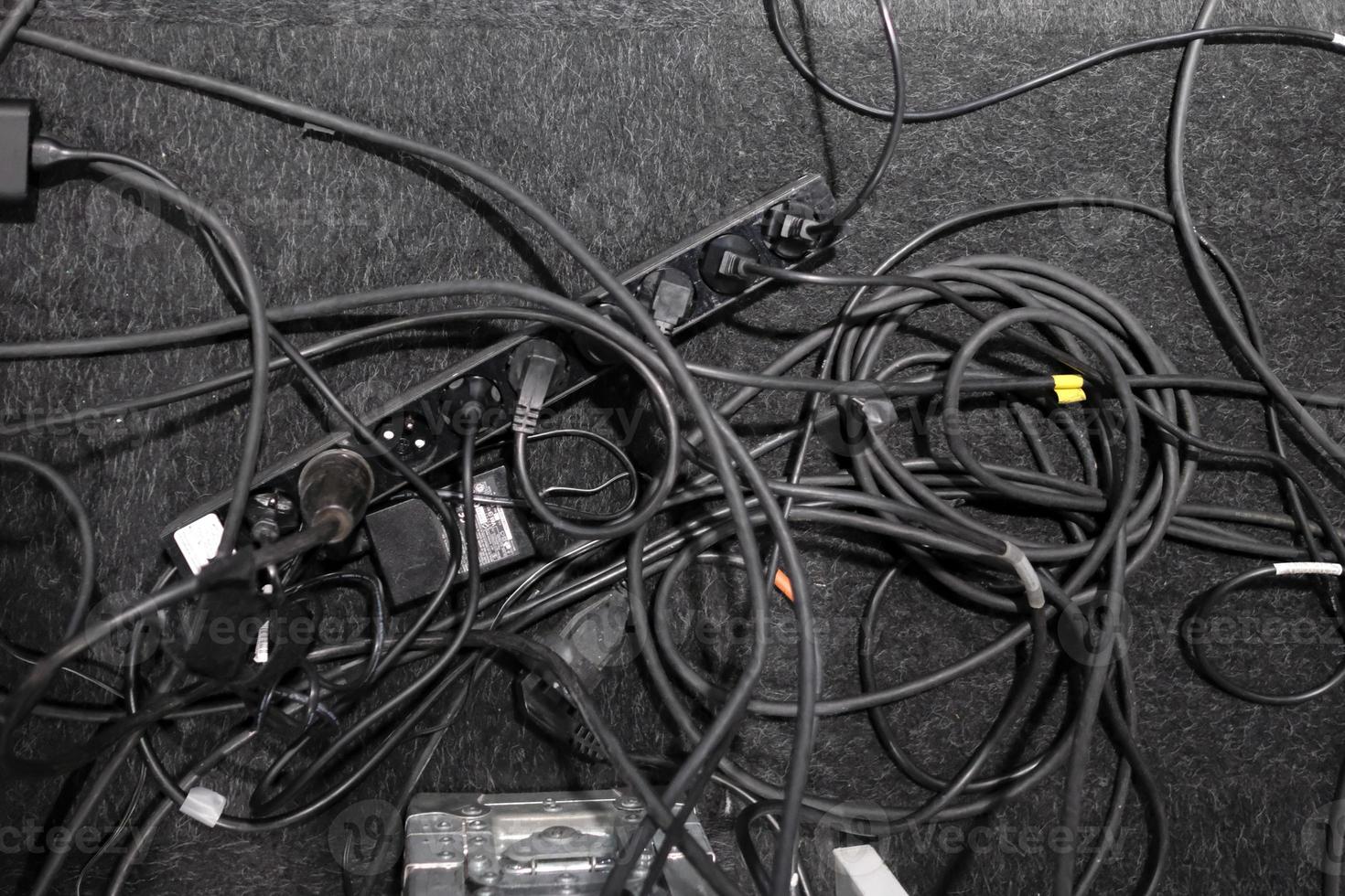 chaotisch kabels aan het liegen Aan de verdieping foto