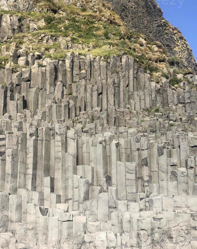 basalt rots Bij de kust van IJsland foto
