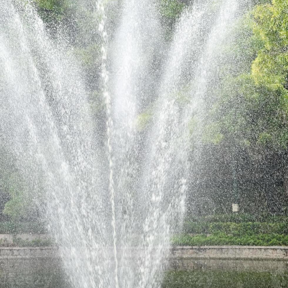 fontein in het complex van lodhi-tuin in delhi india, werkende fontein in het lodhi-tuincomplex, water in de fontein, fontein in het lodhi-tuinpark tijdens de ochtend foto