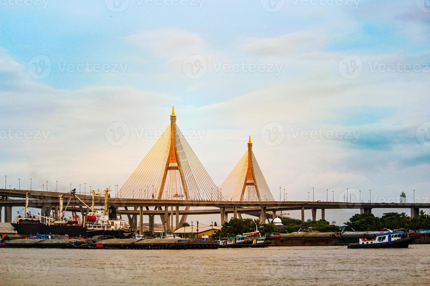 tafereel van bhumipol brug over- de chaopraya rivier- in Thailand en vervoer langs de rivier. foto