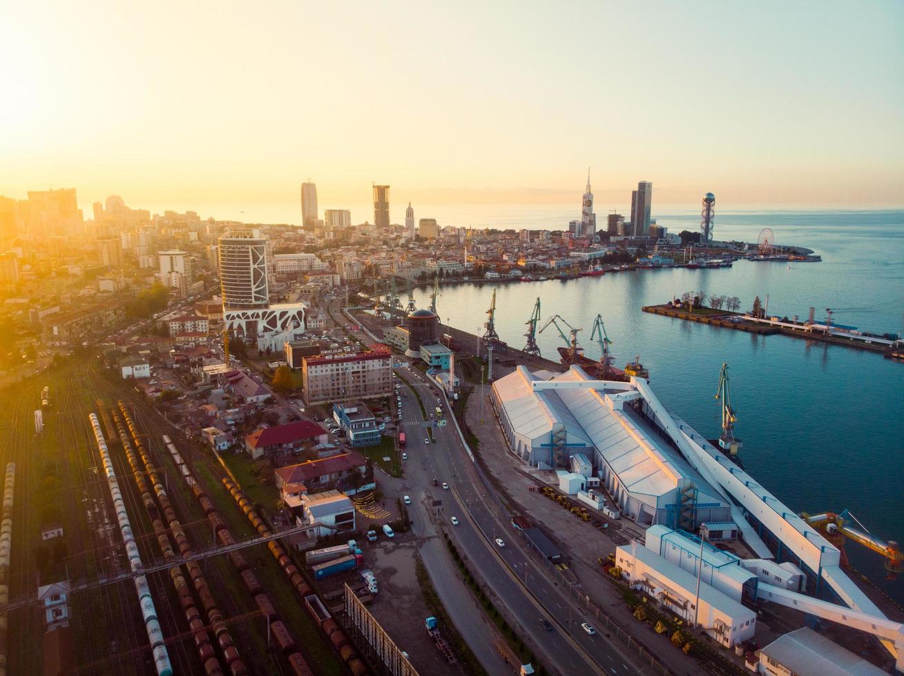 batoemi, Georgië, 2021 - vervoer in batumi spoorweg visie met haven panorama en waterkant promenade met zonsondergang over- horizon en wolkenkrabbers foto