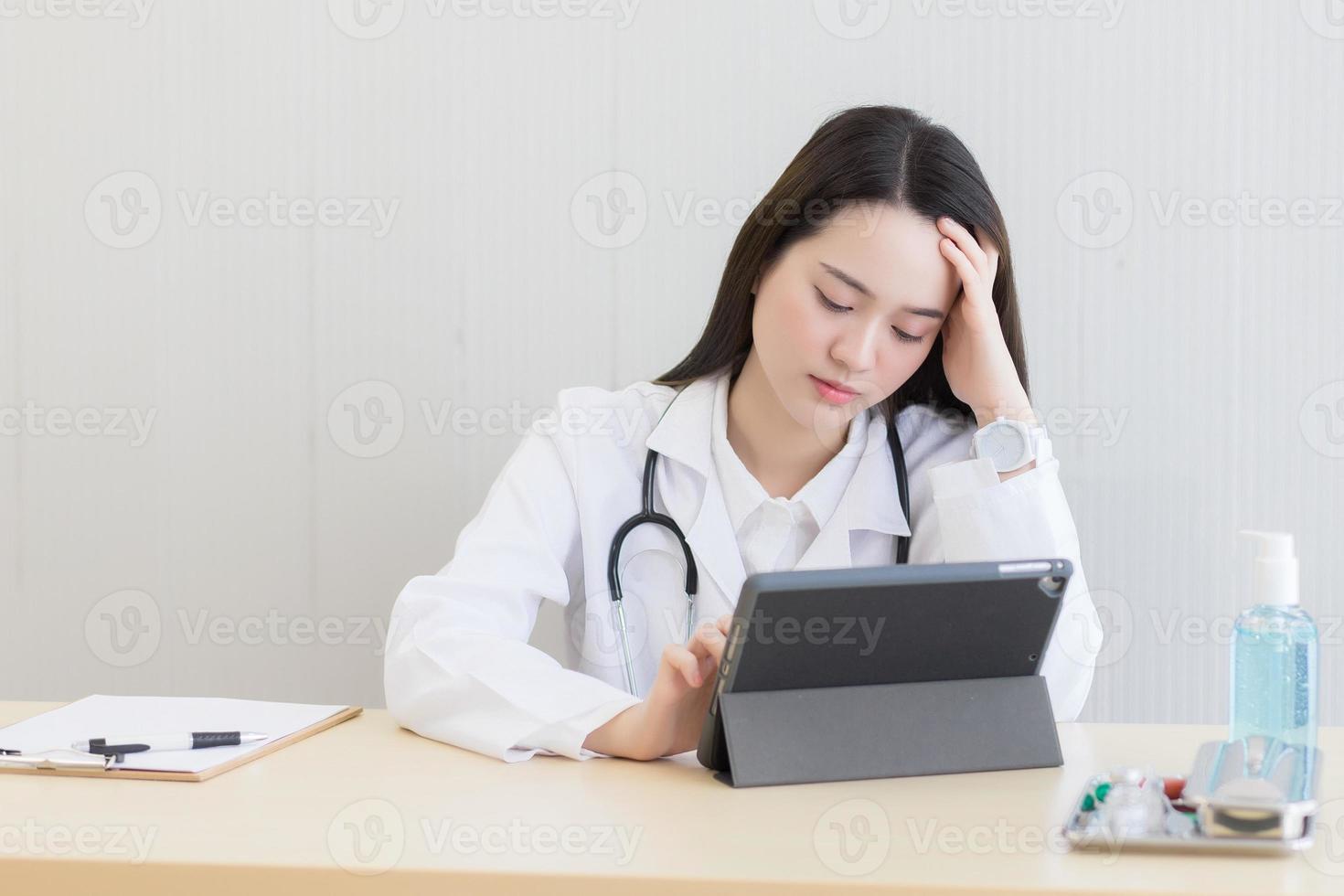 Aziatisch vrouw dokter geprobeerd naar werk moeilijk foto