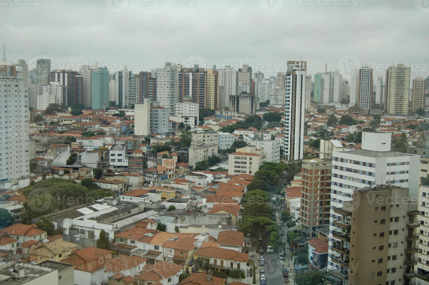 horizon visie met divers gebouwen en wolkenkrabbers in sao paulo stad foto