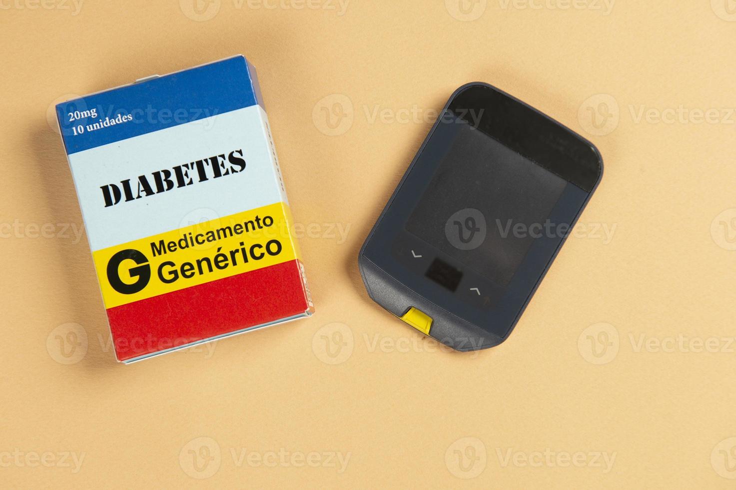 nep geneeskunde doos met de naam van de ziekte diabetes en een glucosemeter. foto