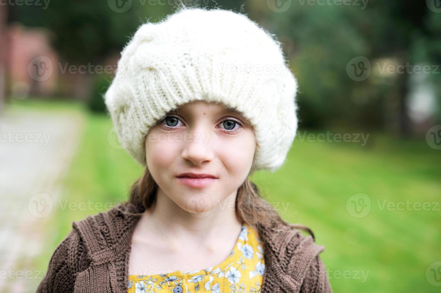 kind meisje in witte dop, close-up portret foto