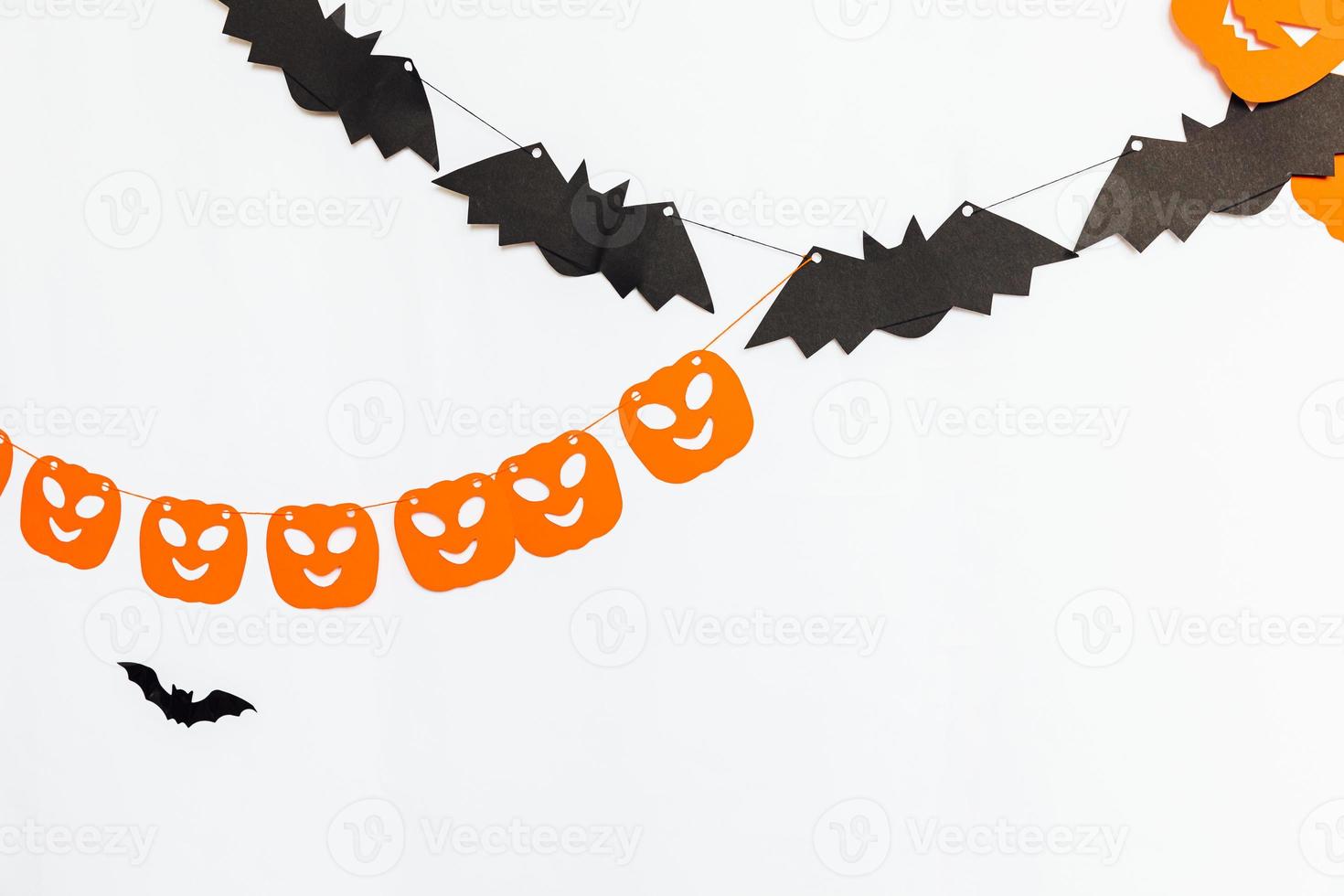 truc of traktatie concept. vakantie samenstelling met halloween slinger decoraties pompoenen en vleermuizen geïsoleerd Aan wit achtergrond. voorbereiding voor halloween feest. herfst vallen gelukkig halloween foto