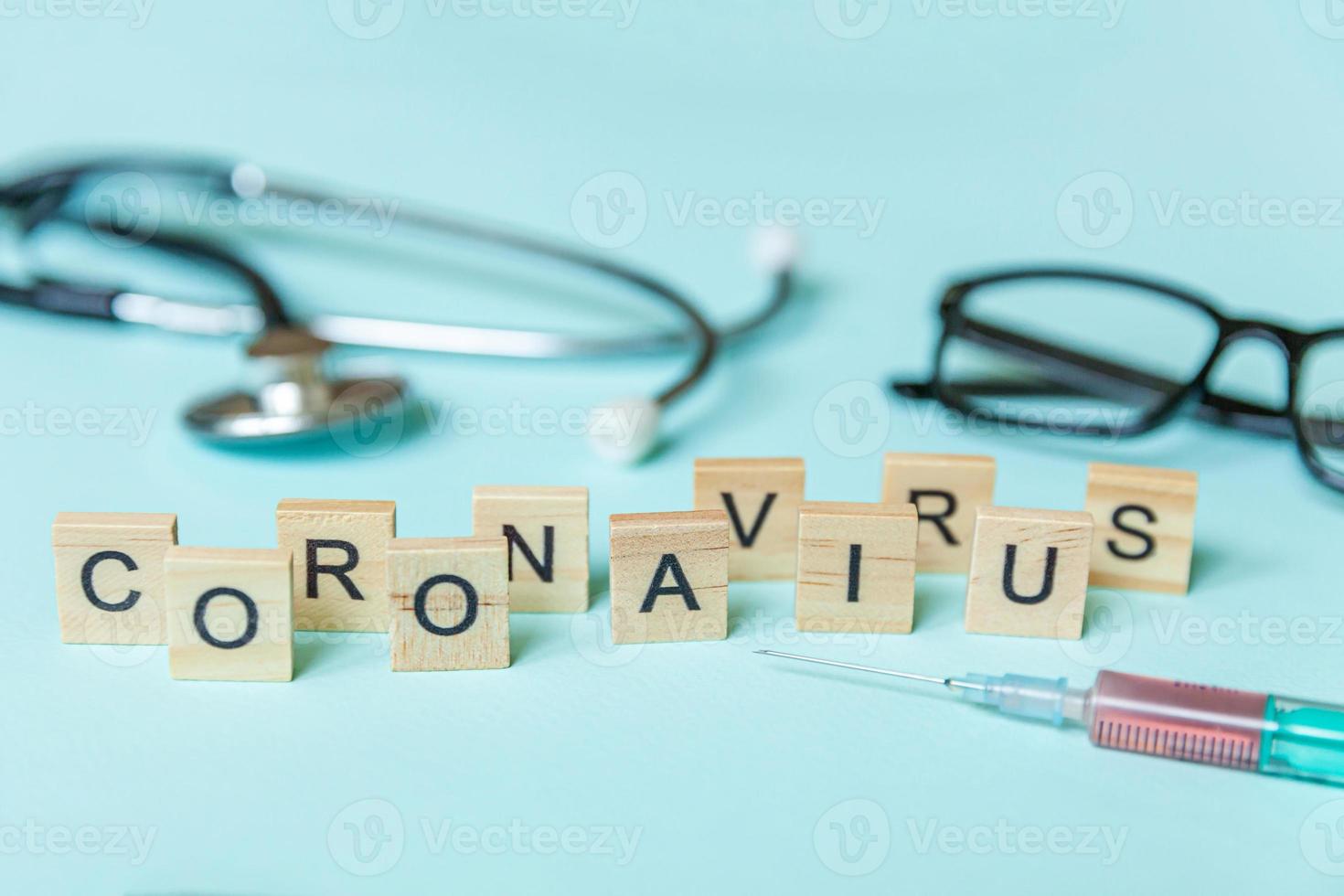 tekst zin coronavirus spuit bril en stethoscoop op blauwe pastel achtergrond. nieuw coronavirus 2019-ncov mers-cov covid-19 midden-oosten respiratoir syndroom coronavirus virus vaccin concept. foto