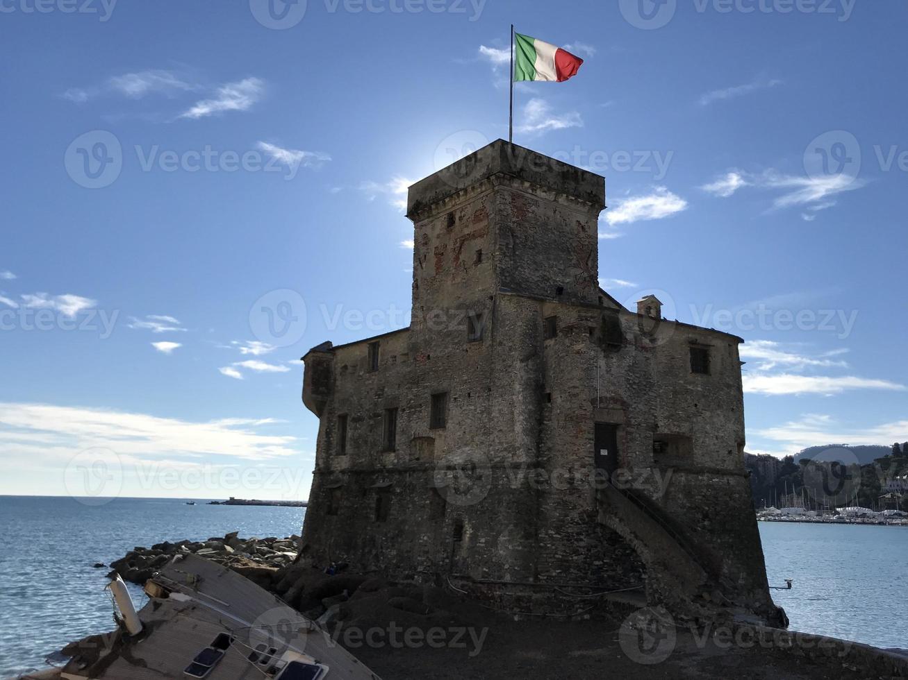 boten vernietigd door storm orkaan in rapallo, Italië foto