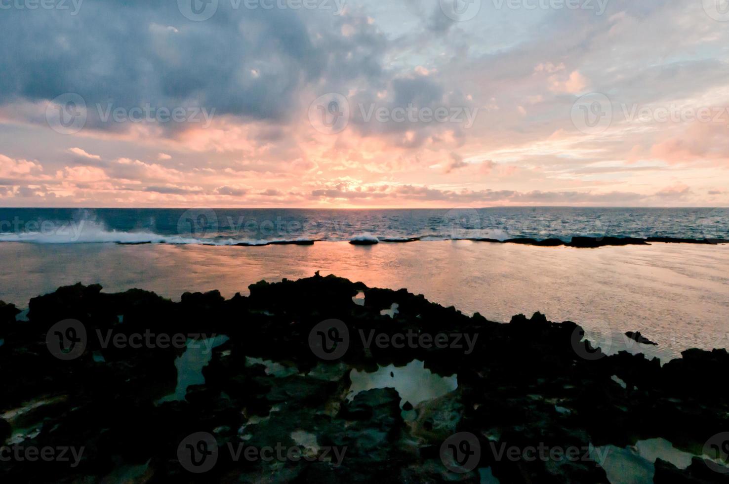 een geweldig zonsondergang in Tonga tropisch paradijs zand strand foto