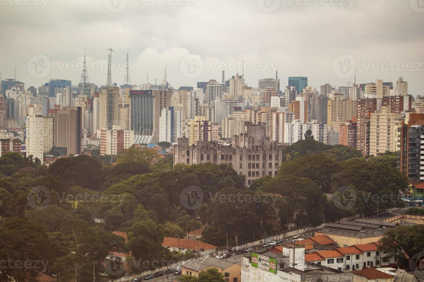 horizon visie met divers gebouwen en wolkenkrabbers in sao paulo stad foto