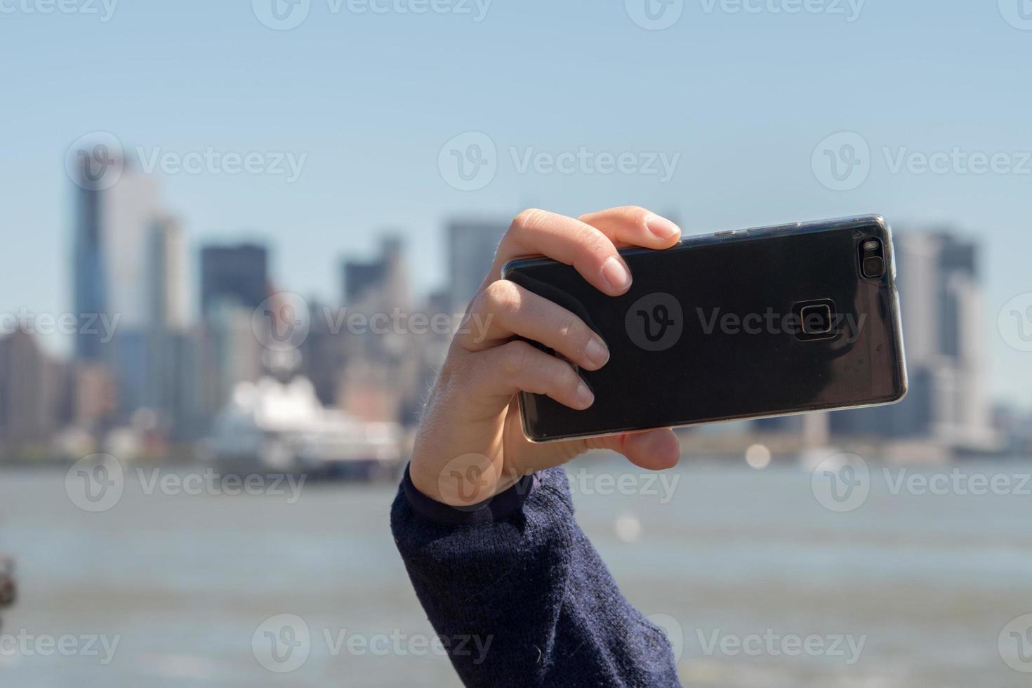 nieuw york Manhattan standbeeld van vrijheid toerist selfie met smartphone foto