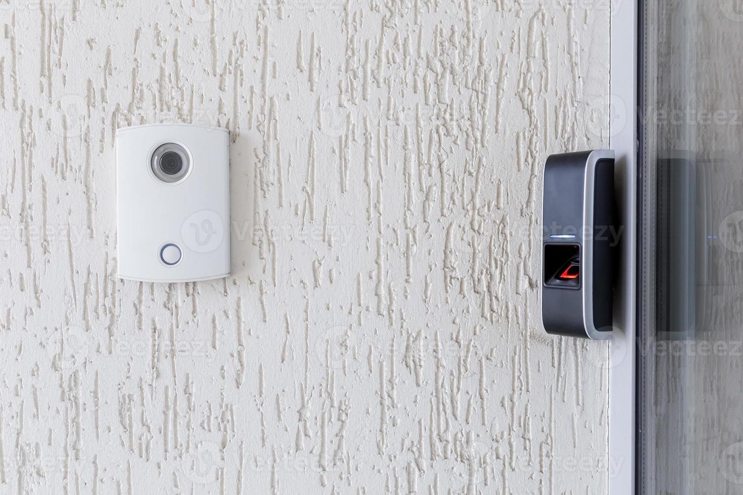 deur slot Aan deur met vingerafdruk sensor, Ingang naar modern kantoor en huis foto