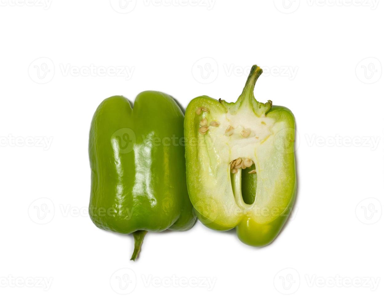 gesneden dolma peper Aan een wit achtergrond. een sappig mooi groente. groen zoet peper. foto