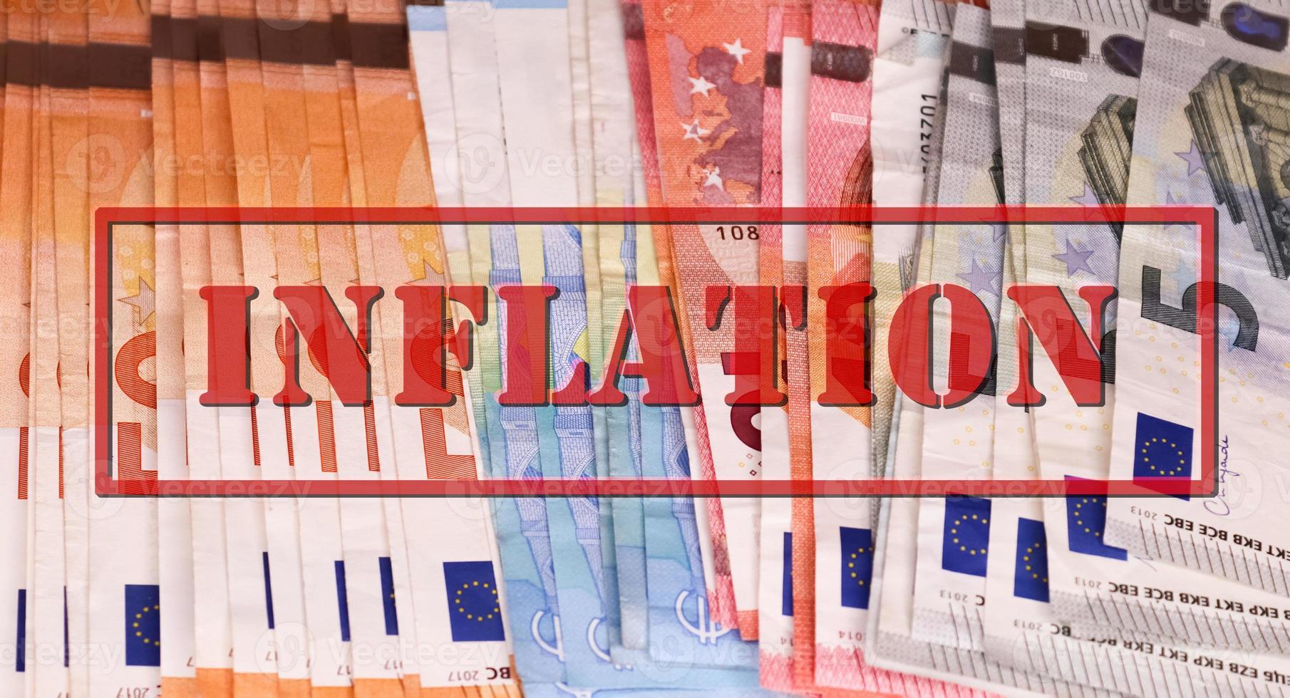 een postzegel met de rood belettering inflatie Aan talrijk euro bankbiljetten - financieel crisis concept in Duitsland en Europa. foto