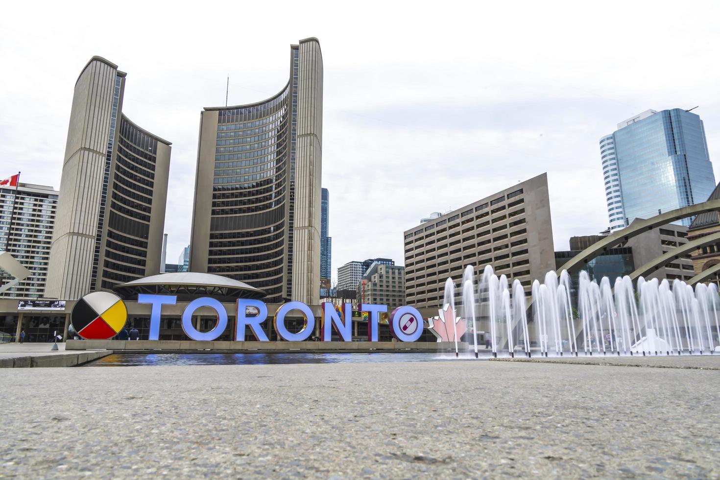 verlichte Toronto teken in de buurt een fontein foto