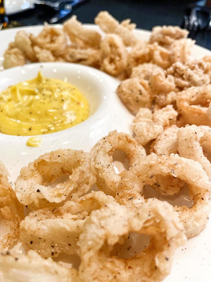 heerlijk bord van gebakken calamares Aan een bord in een restaurant foto