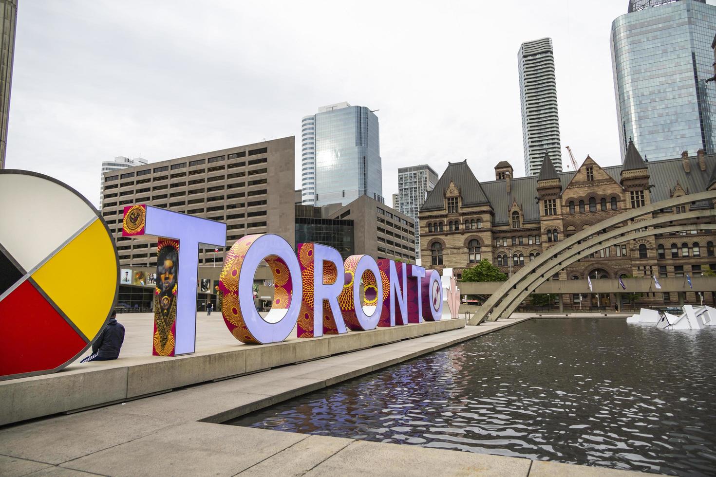 verlichte Toronto teken in de buurt een fontein foto