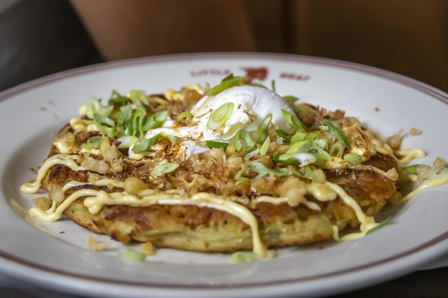 lente-ui pannenkoek met verzuren room aioli Bij een restaurant foto