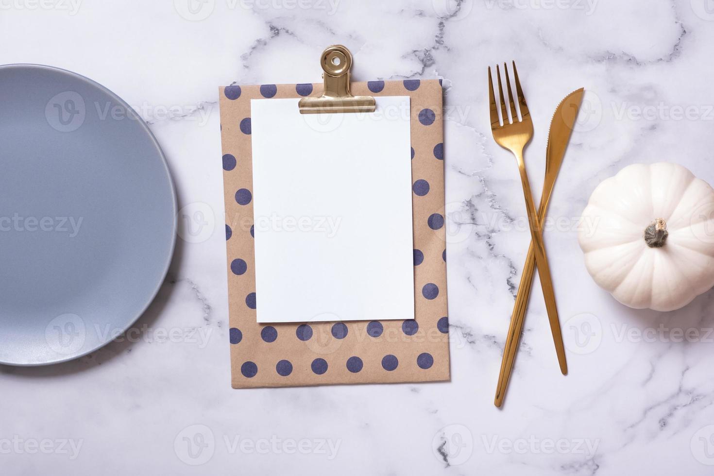 herfst vlak leggen met blanco tablet en decoratief pompoenen Aan marmeren achtergrond top visie foto