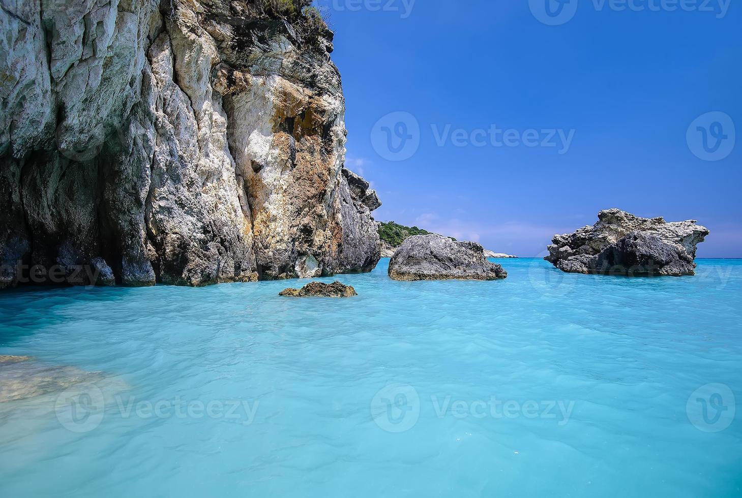 water grot en rotsen in de zee foto