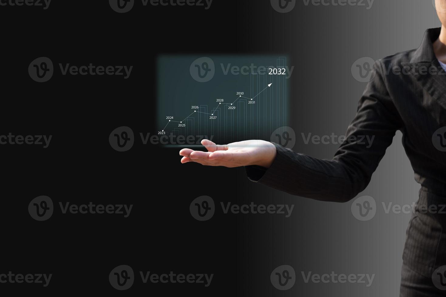 zakenvrouw tekening toevoegen diagram pijl organisatie toekomst groei jaar 2023 naar 2032 nieuw doelen, plannen en visie voor De volgende jaar 2023. foto