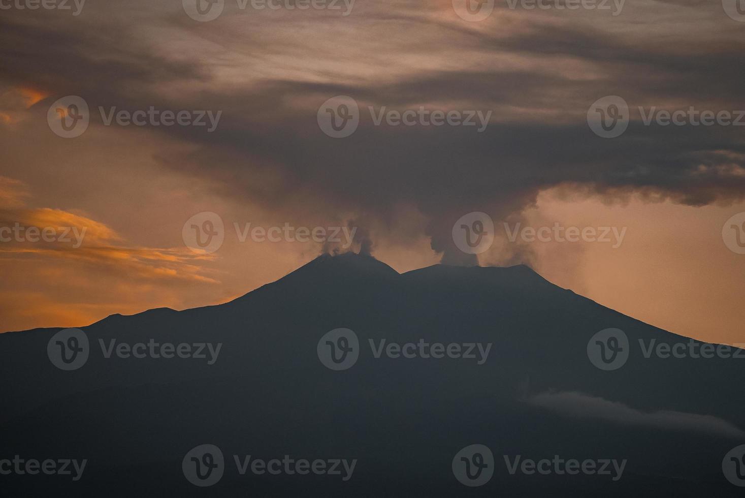 toneel- visie van rook emitting van vulkanisch monteren Etna gedurende zonsondergang foto