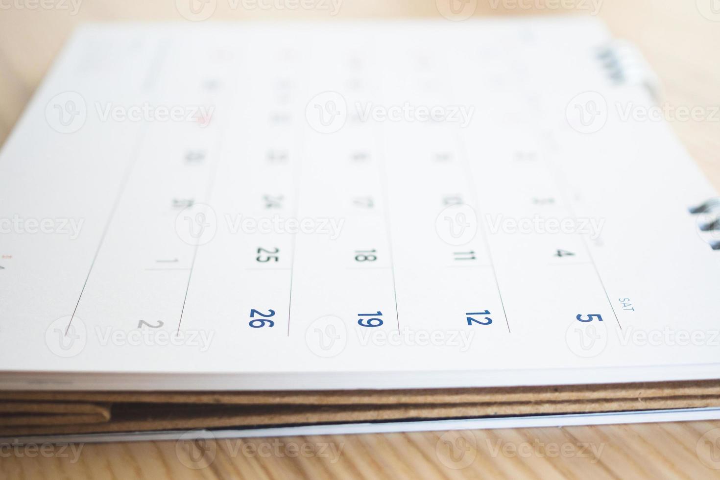 kalender bladzijde Aan hout tafel achtergrond foto