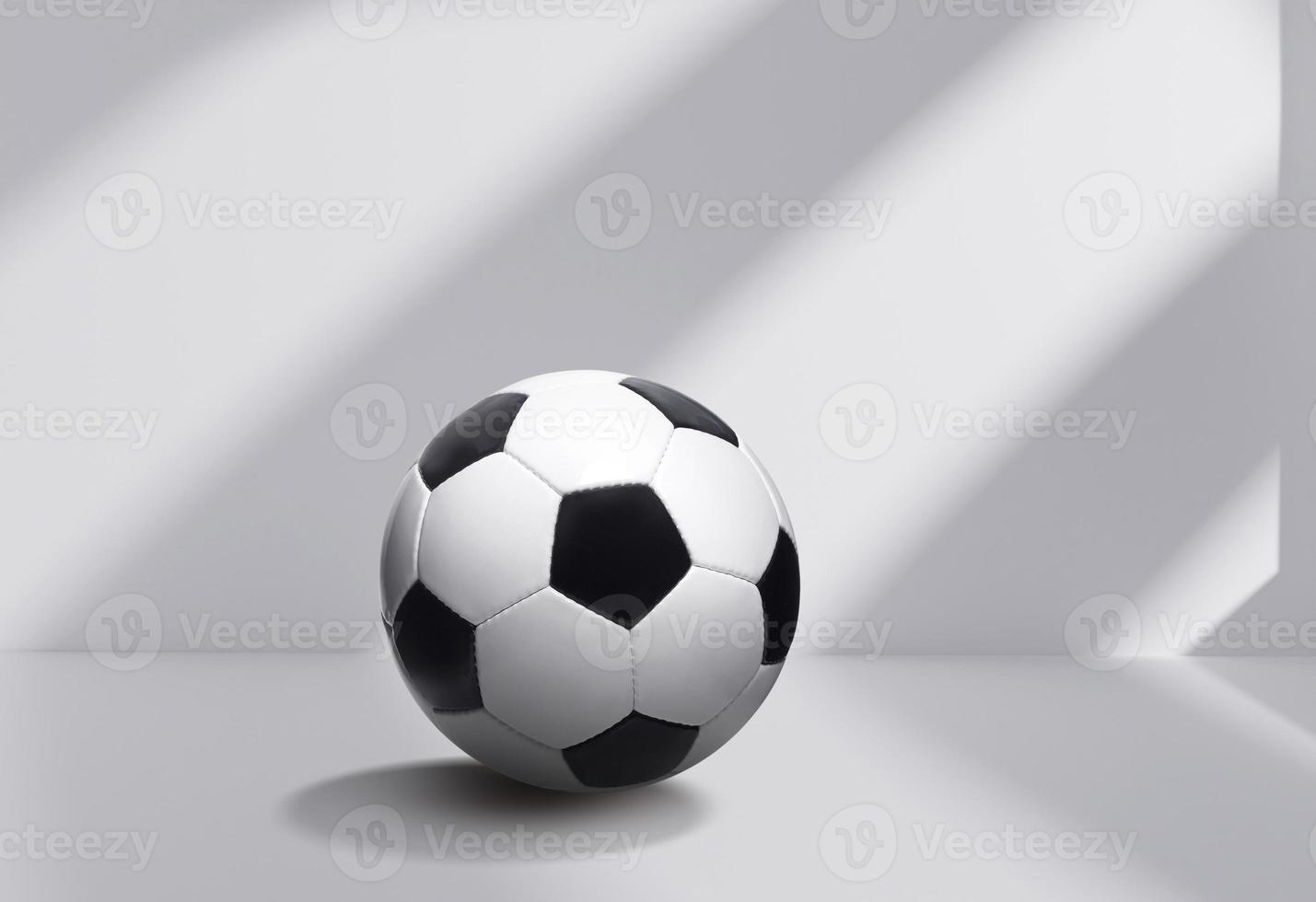 voetbal bal Aan wit kamer achtergrond foto
