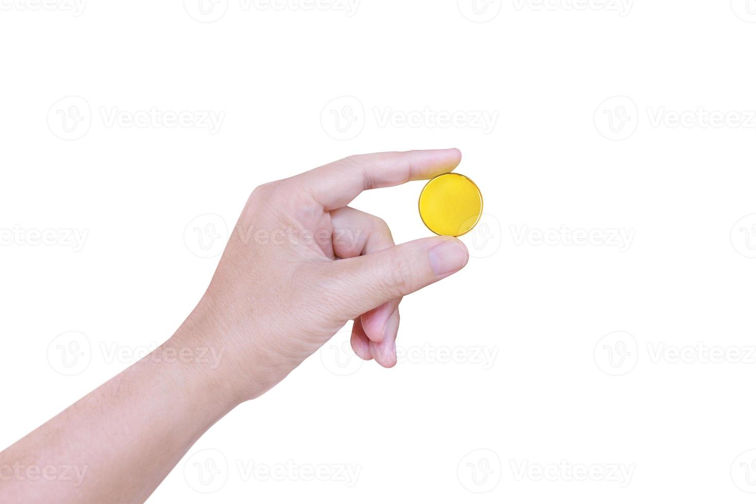 een man's hand- was Holding een goud munt met een vinger. geïsoleerd Aan een wit achtergrond foto