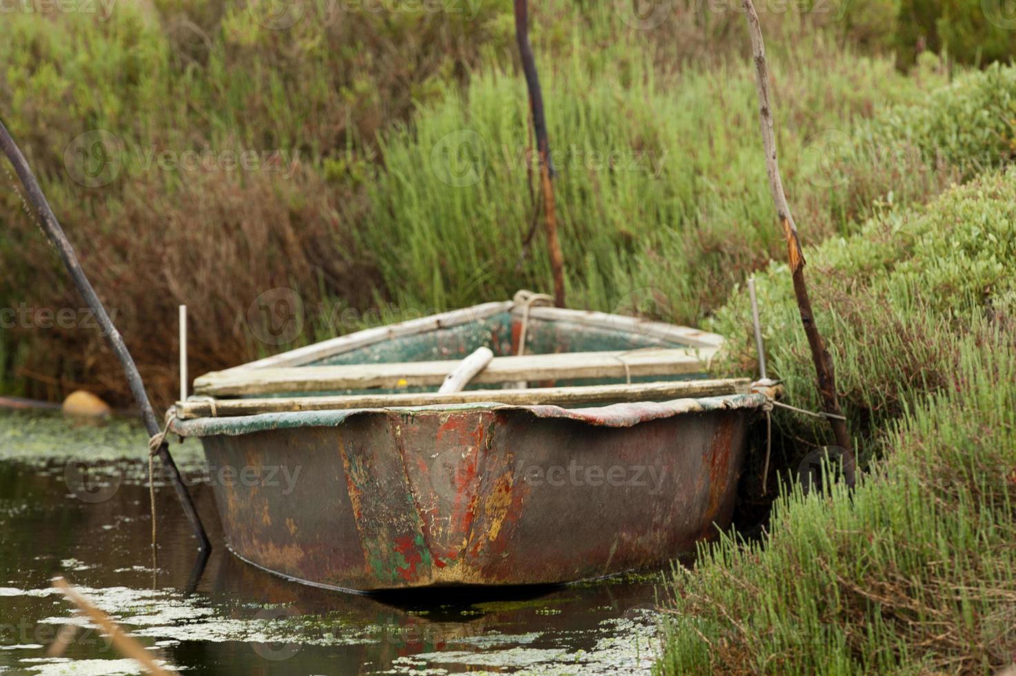 een oud visvangst boot in moeras in Sardinië, Italië foto