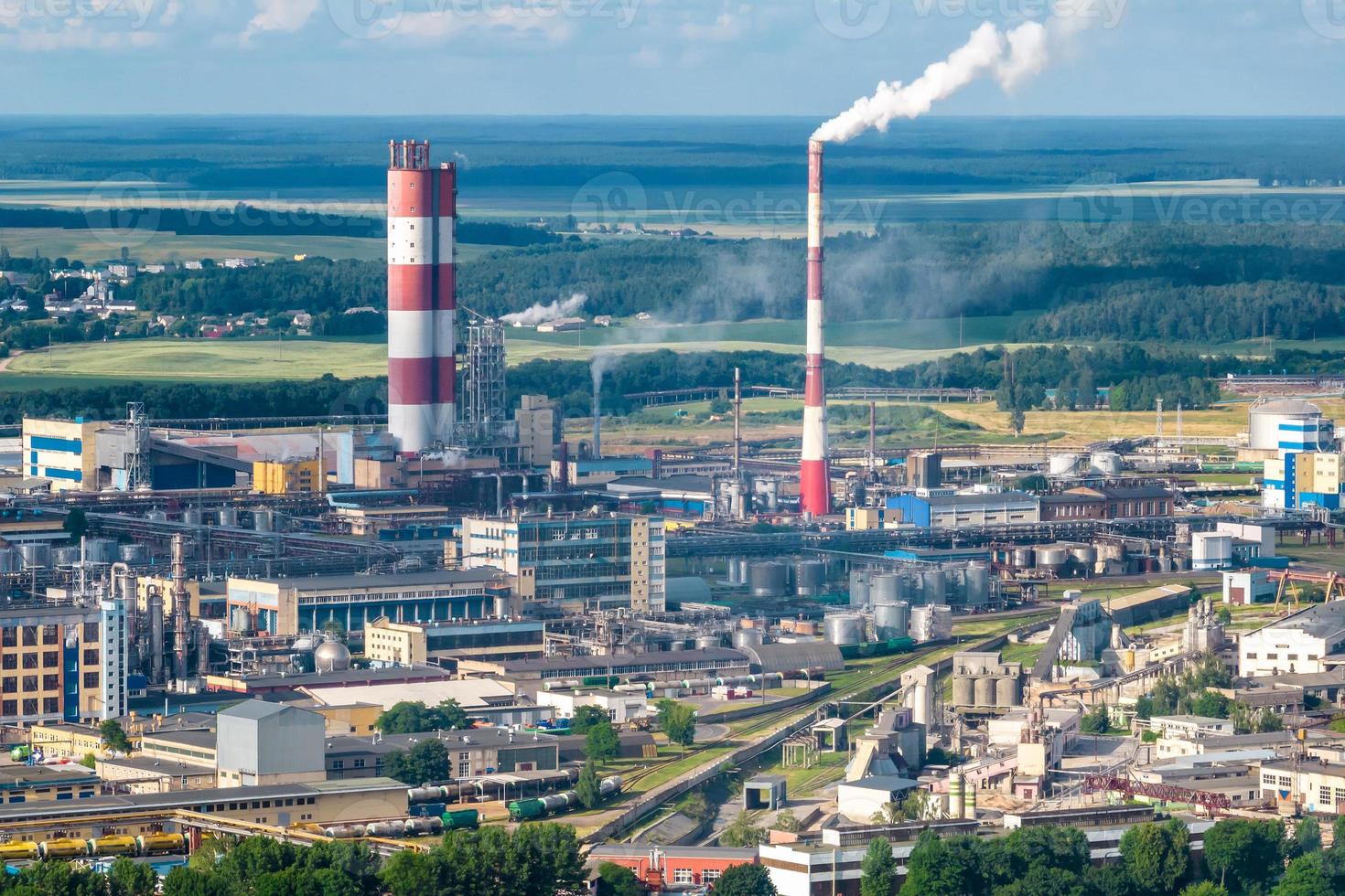 luchtfoto op leidingen van chemische onderneming plant. luchtvervuiling concept. industrieel landschap milieuvervuiling afval van thermische elektriciteitscentrale foto