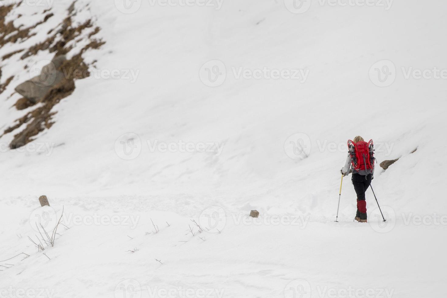 sneeuw trekkers Aan Alpen in Italië foto